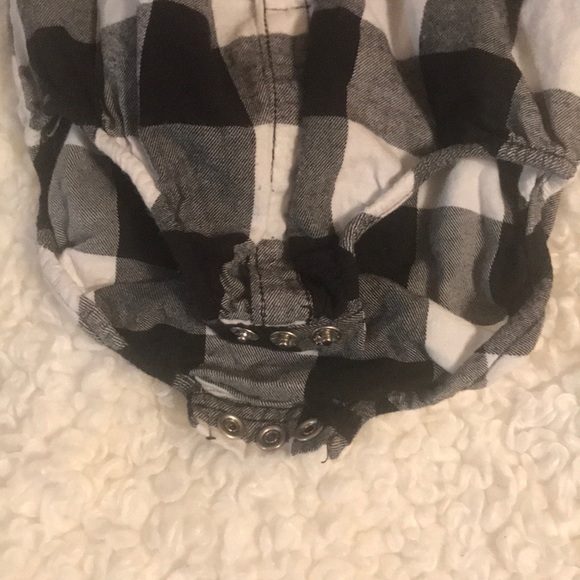 CHILDREN’S PLACE BUTTON DOWN SHIRT!! 🖤🖤🖤 - Picture 2 of 2